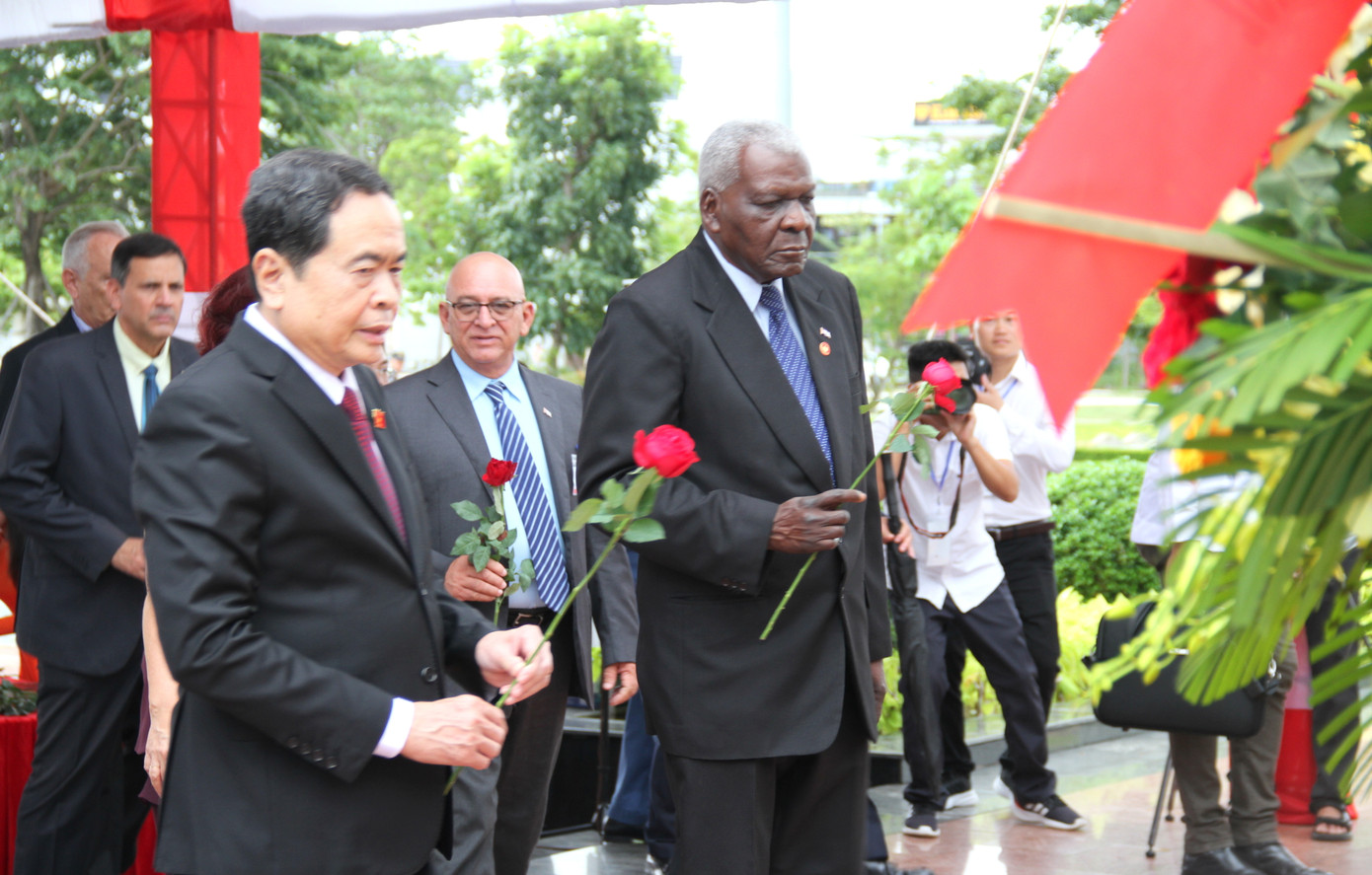 Chủ tịch Quốc hội Chính quyền Nhân dân Cuba Esteban Lazo Hernandez; Phó Chủ tịch Thường trực Quốc hội Trần Thanh Mẫn dâng hoa lên tượng đài lãnh tụ Fidel Castro. Chủ tịch Quốc hội Chính quyền Nhân dân Cuba Esteban Lazo Hernandez; Phó Chủ tịch Thường trực Quốc hội Trần Thanh Mẫn dâng hoa lên tượng đài lãnh tụ Fidel Castro.