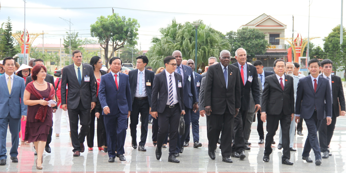 Chủ tịch Quốc hội Chính quyền Nhân dân Cuba Esteban Lazo Hernandez; Phó Chủ tịch Thường trực Quốc hội Trần Thanh Mẫn đến Công viên Fidel. Chủ tịch Quốc hội Chính quyền Nhân dân Cuba Esteban Lazo Hernandez; Phó Chủ tịch Thường trực Quốc hội Trần Thanh Mẫn đến Công viên Fidel.