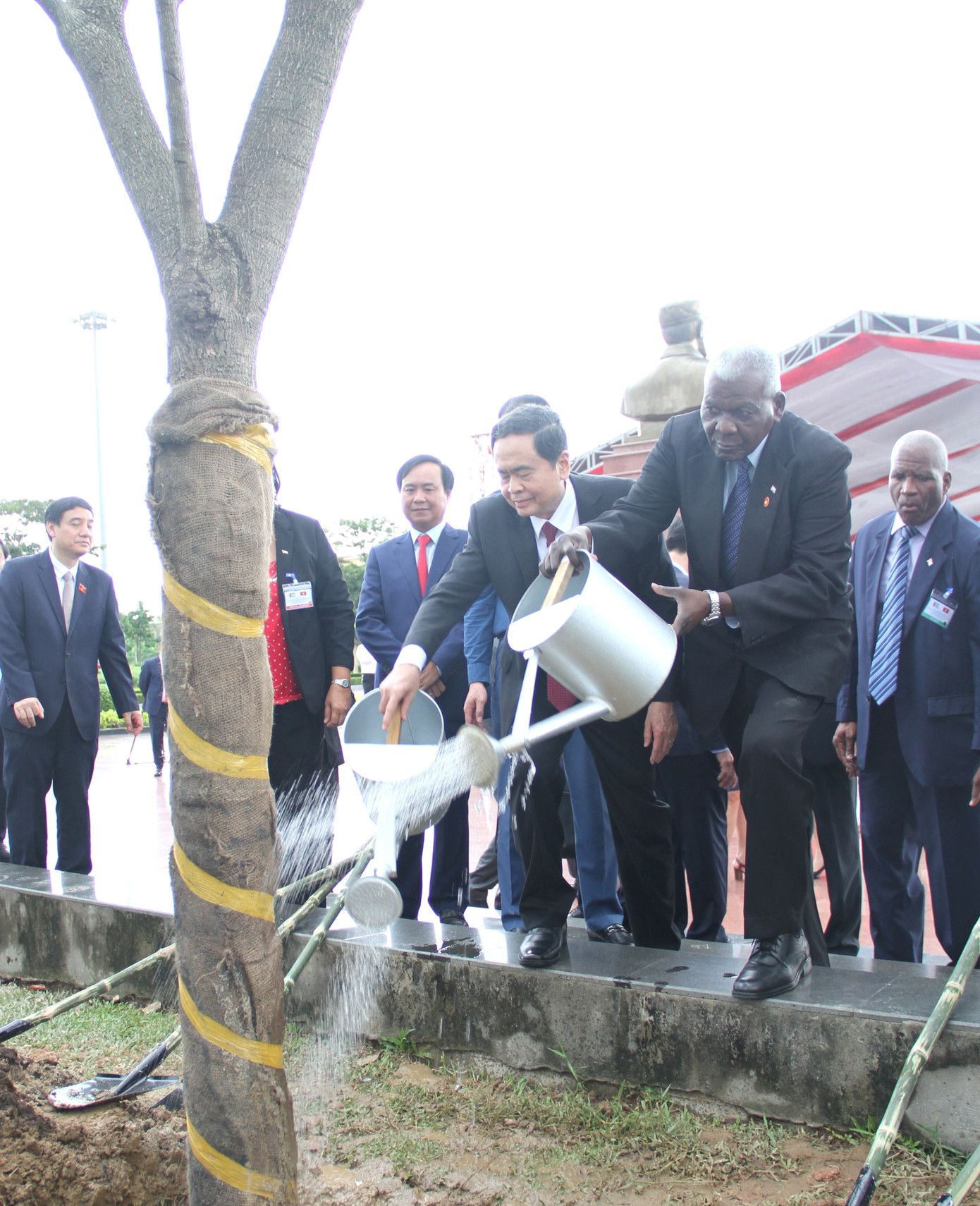 Chủ tịch Quốc hội Chính quyền Nhân dân Cuba Esteban Lazo Hernandez; Phó Chủ tịch Thường trực Quốc hội Trần Thanh Mẫn tưới nước cho cây lưu niệm vừa trồng tại Công viên Fidel. Chủ tịch Quốc hội Chính quyền Nhân dân Cuba Esteban Lazo Hernandez; Phó Chủ tịch Thường trực Quốc hội Trần Thanh Mẫn tưới nước cho cây lưu niệm vừa trồng tại Công viên Fidel.