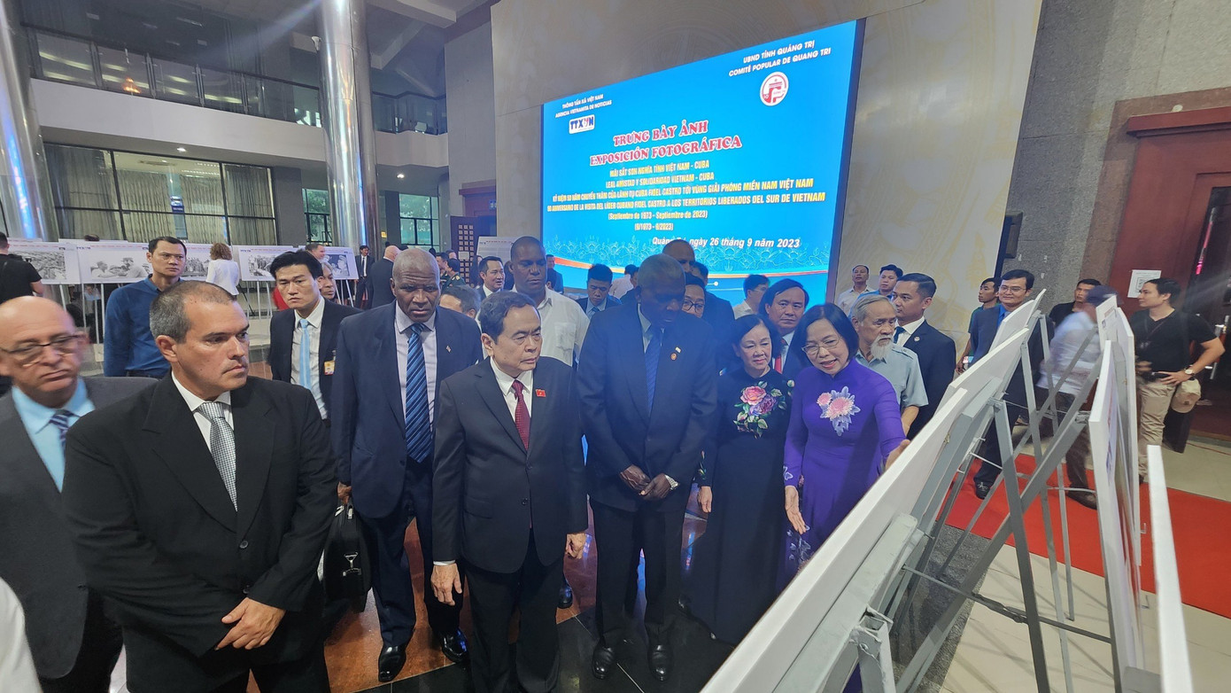 Các đại biểu tham quan không gian trưng bày ảnh mang tên "Mãi sắt son nghĩa tình Việt Nam-Cuba: