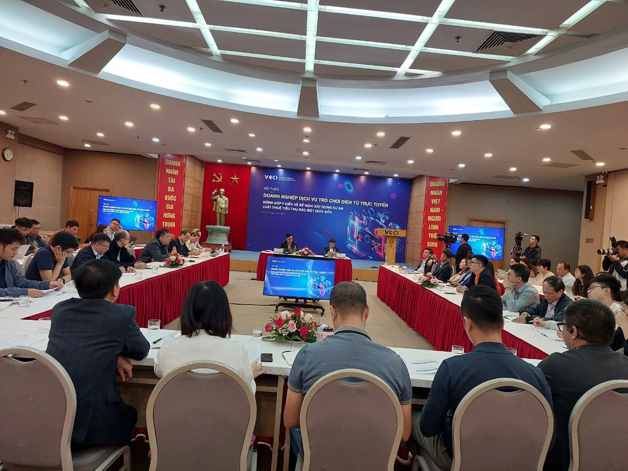 Hội thảo doanh nghiệp dịch vụ trò chơi điện tử trực tuyến, DN lo "game lậu" vào Việt Nam. Hội thảo doanh nghiệp dịch vụ trò chơi điện tử trực tuyến, DN lo "game lậu" vào Việt Nam.