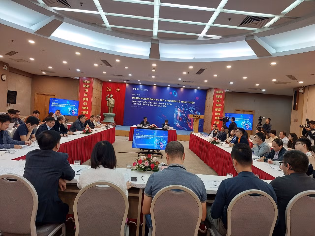 Hội thảo doanh nghiệp dịch vụ trò chơi điện tử trực tuyến, DN lo "game lậu" vào Việt Nam. Hội thảo doanh nghiệp dịch vụ trò chơi điện tử trực tuyến, DN lo "game lậu" vào Việt Nam.