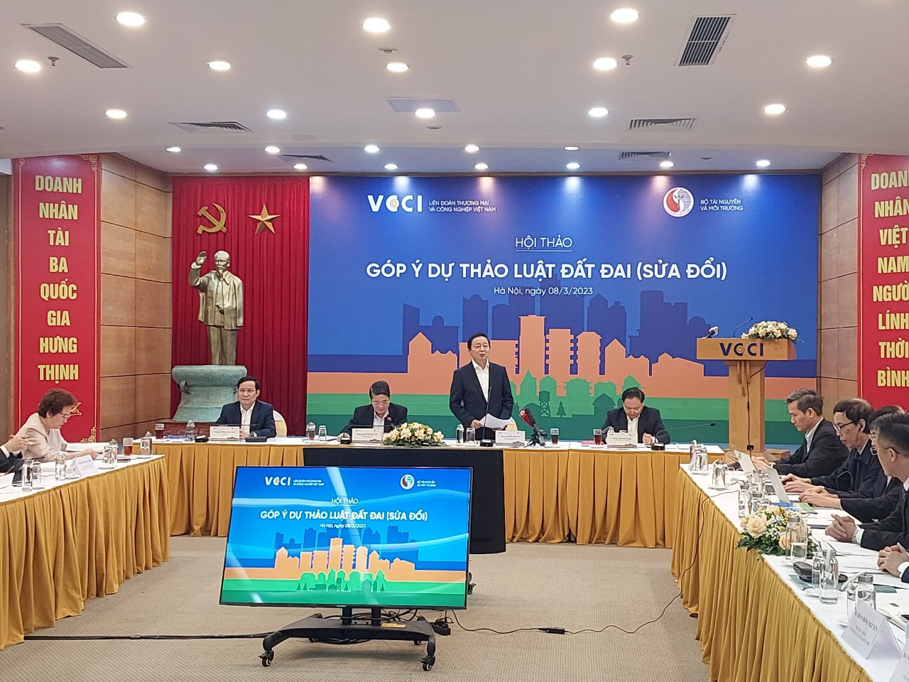 Ông Trần Hồng Hà - Phó Thủ tướng Chính phủ kiêm Bộ trưởng Tài nguyên và Môi trường - chủ trì hội thảo góp ý Dự thảo Luật Đất đai sửa đổi.