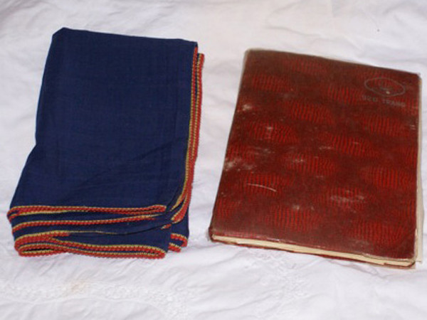 Chiếc khăn quàng màu xanh dương, cuốn sổ tay cựu binh Úc từng giữ 43 năm nay. Chiếc khăn quàng màu xanh dương, cuốn sổ tay cựu binh Úc từng giữ 43 năm nay