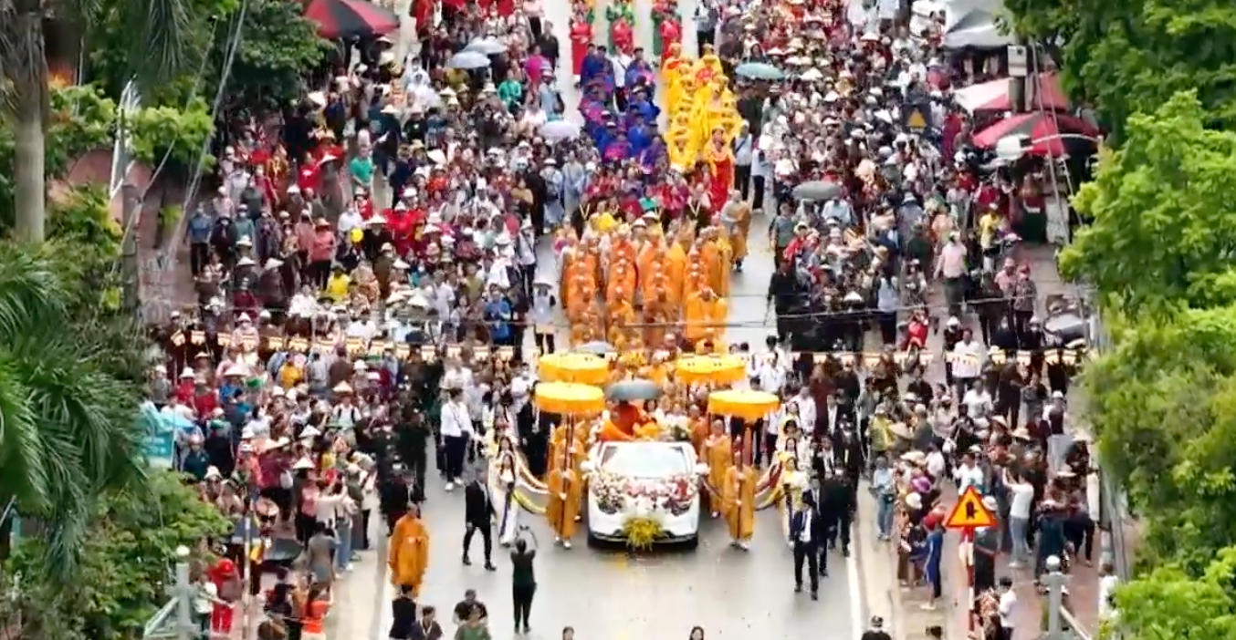 Hàng nghìn người dân cung nghinh xá lợi Phật. Hàng nghìn người dân cung nghinh xá lợi Phật.