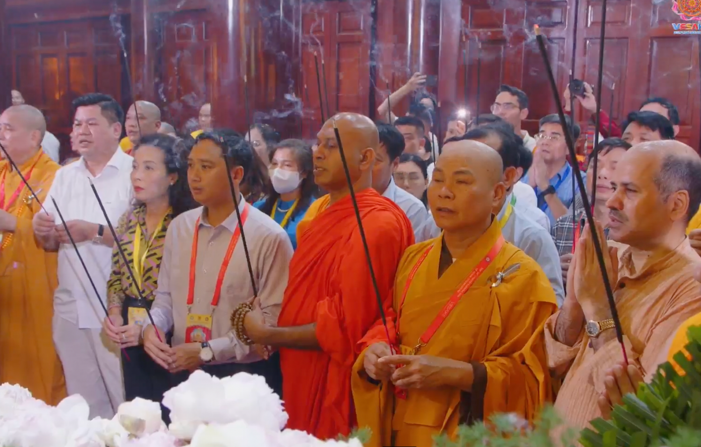 Tăng ni, phật tử chiêm bái xá lợi phật tại chùa Phúc Sơn, Bắc Giang. Tăng ni, phật tử chiêm bái xá lợi phật tại chùa Phúc Sơn, Bắc Giang.