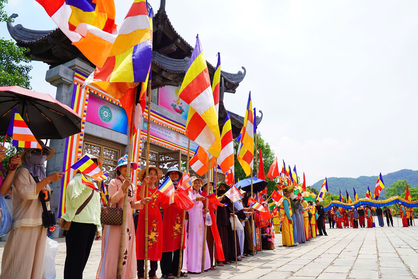 Người dân và phật tử cùng cung nghinh xá lợi Phật.