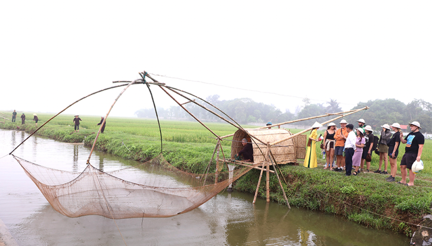 Du khách trải nghiệm tại Cánh đồng Chằm. Ảnh: Bùi Tuấn.