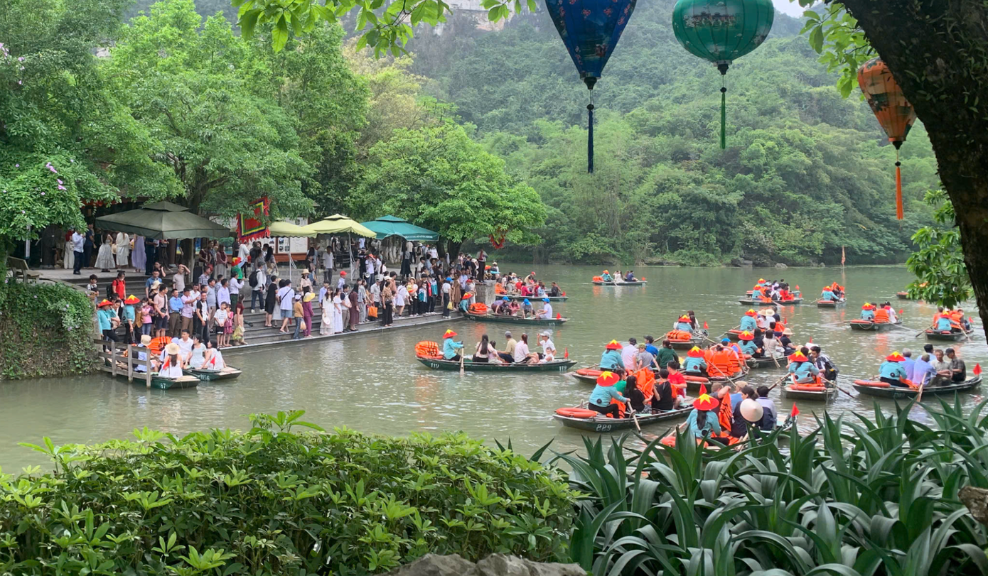 Du khách nườm nượp đổ về Ninh Bình. Ảnh: N.L. Du khách nườm nượp đổ về Ninh Bình. Ảnh: N.L.