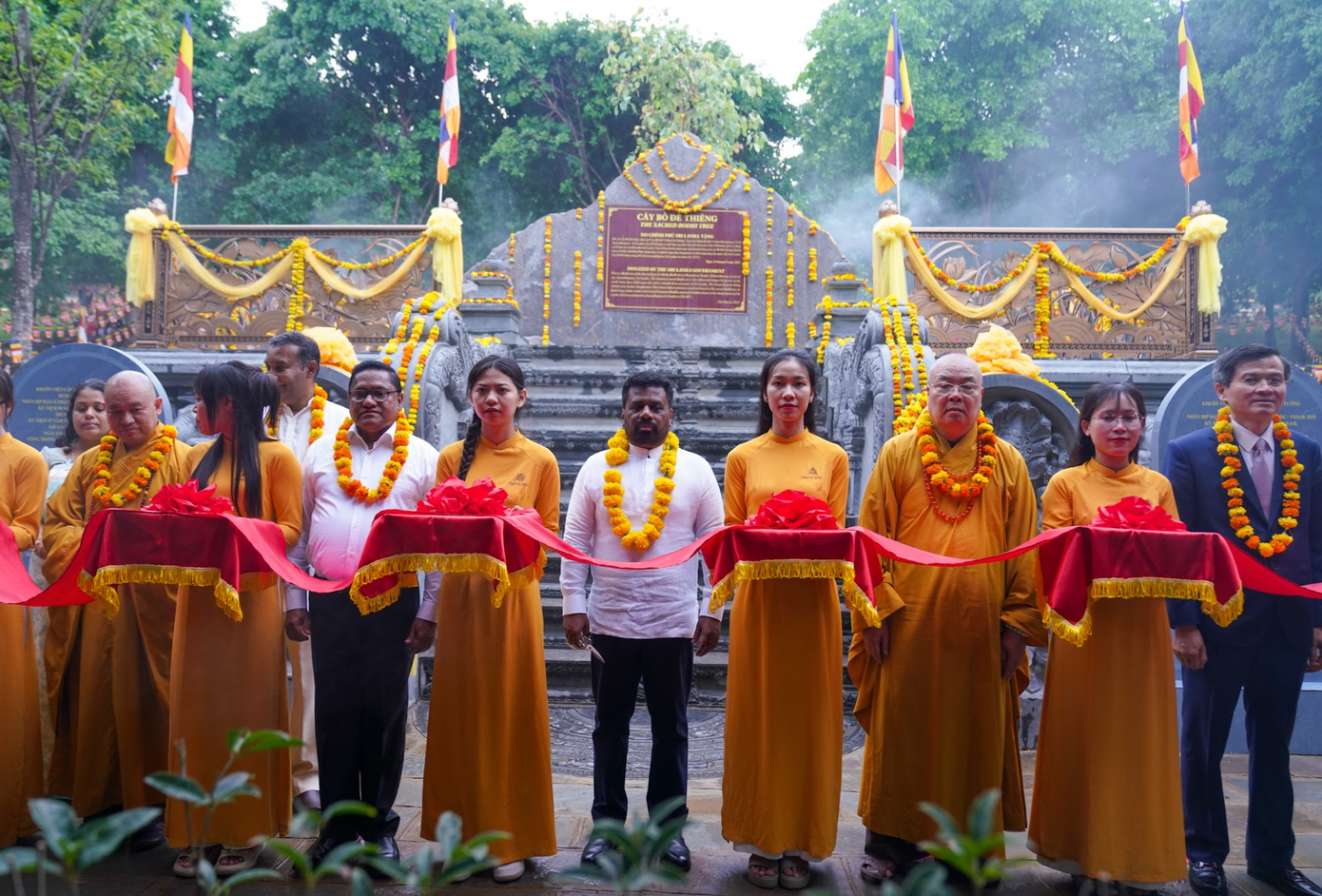 Tổng thống Sri Lanka Anura Kumara Dissanayaka cắt băng khánh thành khuôn viên trồng cây bồ đề thiêng tại chùa Bái Đính.