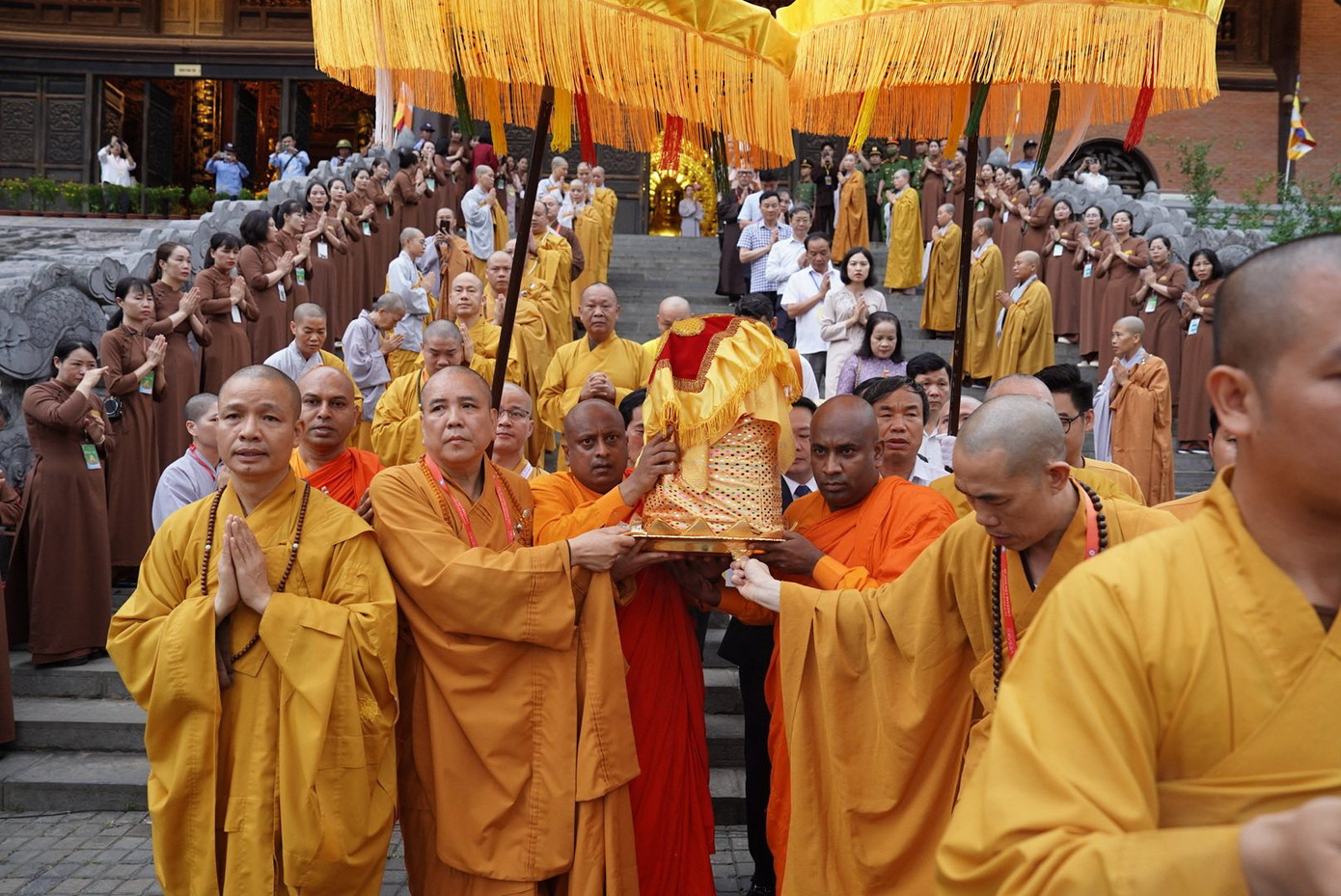 Hình ảnh các tăng ni, phật tử cung tiễn xá lợi Đức Phật từ chùa Bái Đính. Hình ảnh các tăng ni, phật tử cung tiễn xá lợi Đức Phật từ chùa Bái Đính.