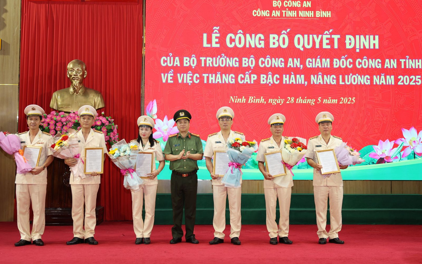 Bình Thuận, Ninh Bình: Hàng nghìn chiến sỹ công an được thăng cấp, nâng lương ảnh 3