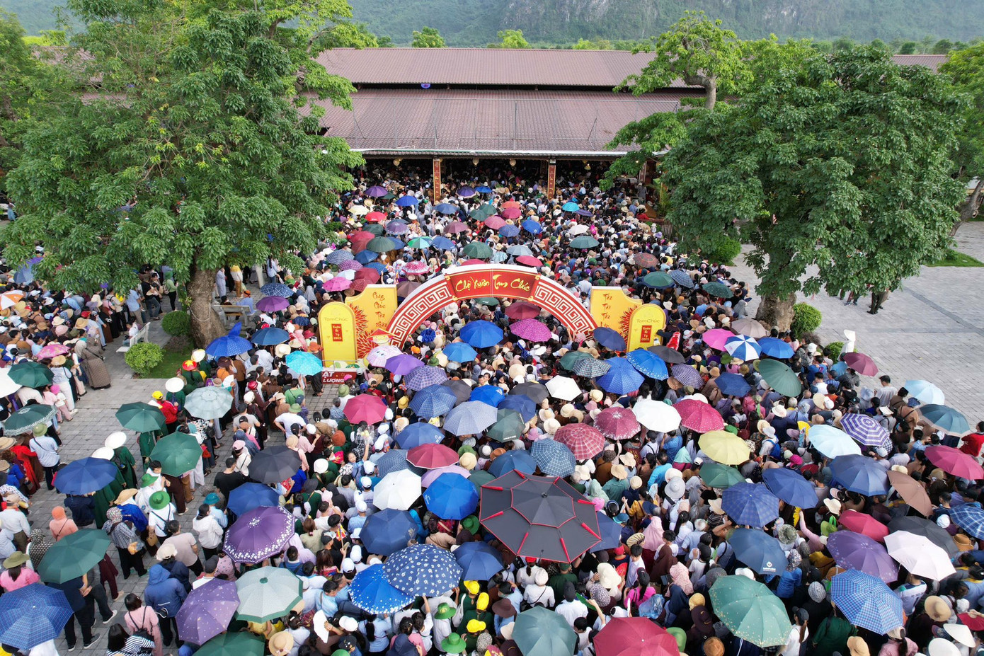 Phật tử tại chùa Tam Chúc. Phật tử tại chùa Tam Chúc.