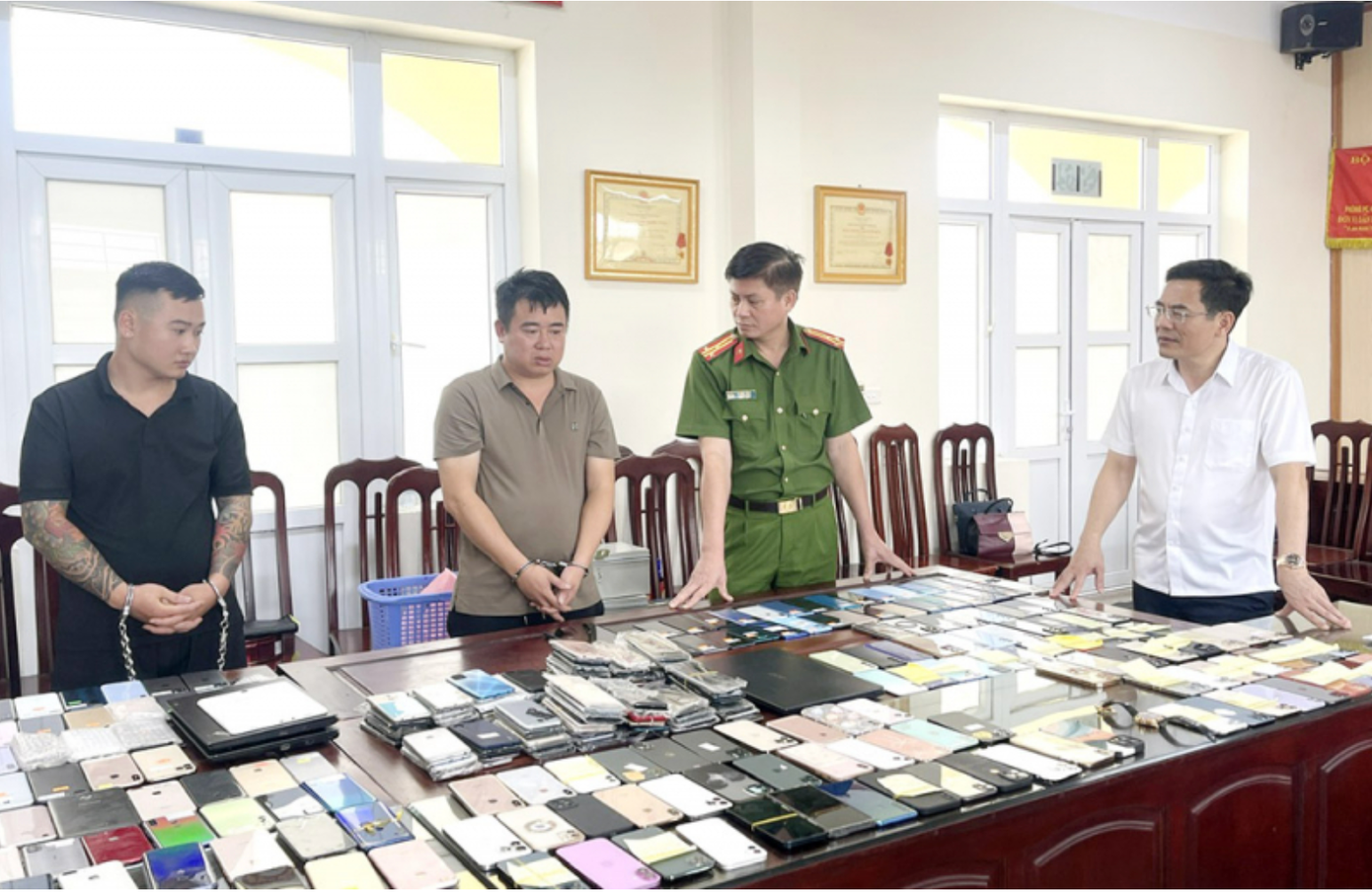 Các đối tượng cùng tang vật vụ án.