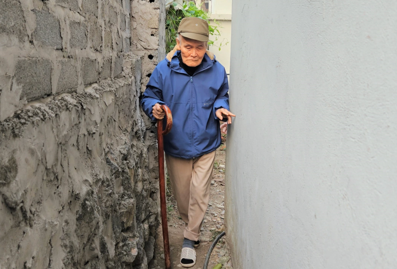 Lối đi của gia đình cựu chiến binh Vũ Quốc Đặng sẽ được mở lại sau 5 năm bị hàng xóm bịt gần kín. Ảnh: T.B.