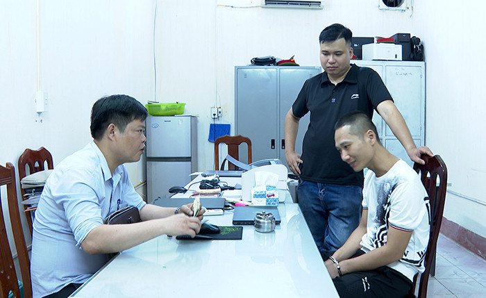 Công an lấy lời khai một đối tượng trong đường dây. Công an lấy lời khai một đối tượng trong đường dây.