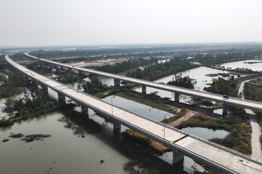 Đường ven sông có chiều dài hơn 40km, nối cao tốc Hạ Long - Hải Phòng đến TP Đông Triều, được thiết kế 2 làn đường song hành, mỗi chiều đường 2 làn xe cơ giới. Ảnh: Báo Quảng Ninh. Đường ven sông có chiều dài hơn 40km, nối cao tốc Hạ Long - Hải Phòng đến TP Đông Triều, được thiết kế 2 làn đường song hành, mỗi chiều đường 2 làn xe cơ giới. Ảnh: Báo Quảng Ninh.