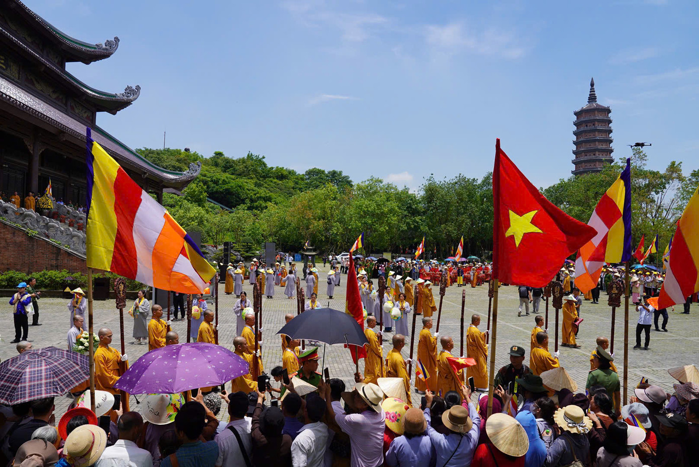 Phật tử trong lễ cung nghinh xá lợi Phật.