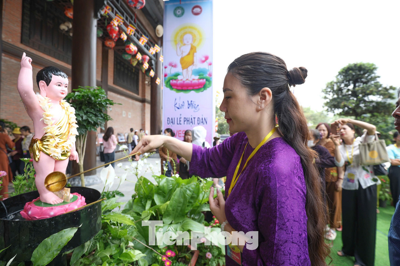 Các phật tử thực hiện nghi thức tắm Phật tại chùa Bái Đính. Ảnh: Phú Nguyễn. Các phật tử thực hiện nghi thức tắm Phật tại chùa Bái Đính. Ảnh: Phú Nguyễn.