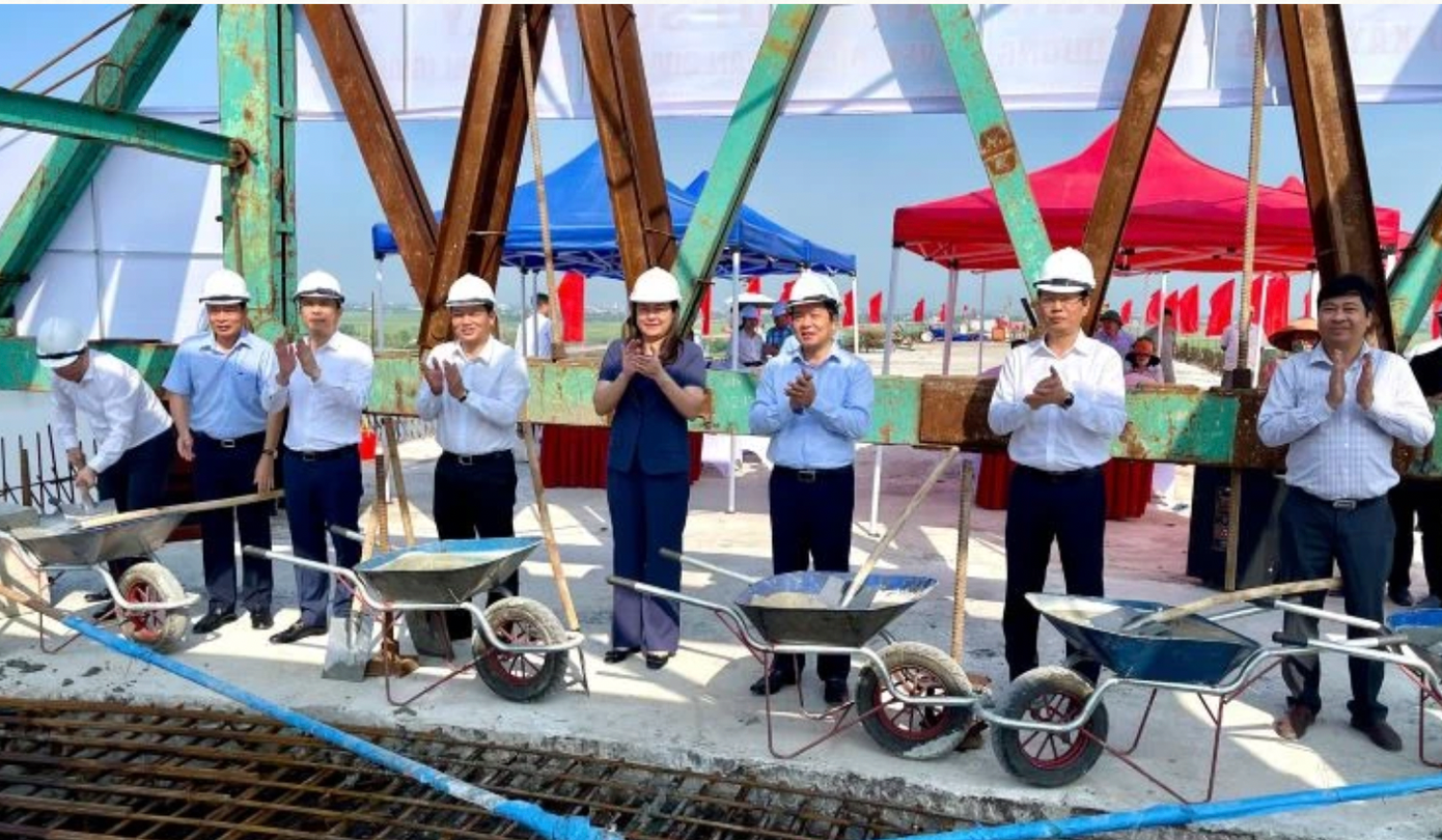 Các đại biểu tại lễ hợp long. Ảnh: Yến Trinh. Các đại biểu tại lễ hợp long. Ảnh: Yến Trinh.