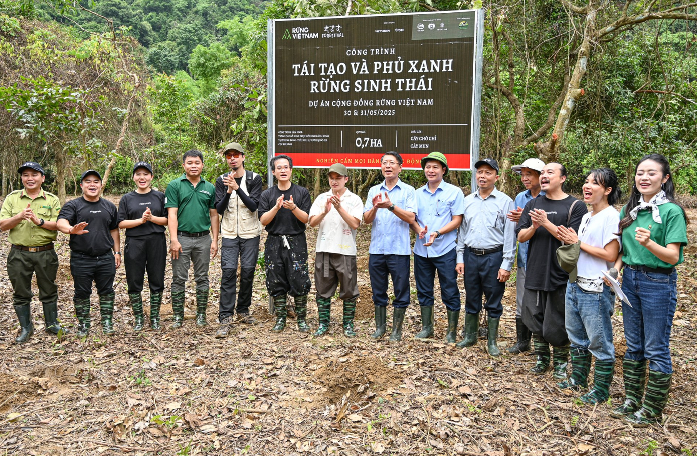 Lãnh đạo tỉnh Ninh Bình cùng nhiều gương mặt trong làng giải trí tại rừng Cúc Phương.