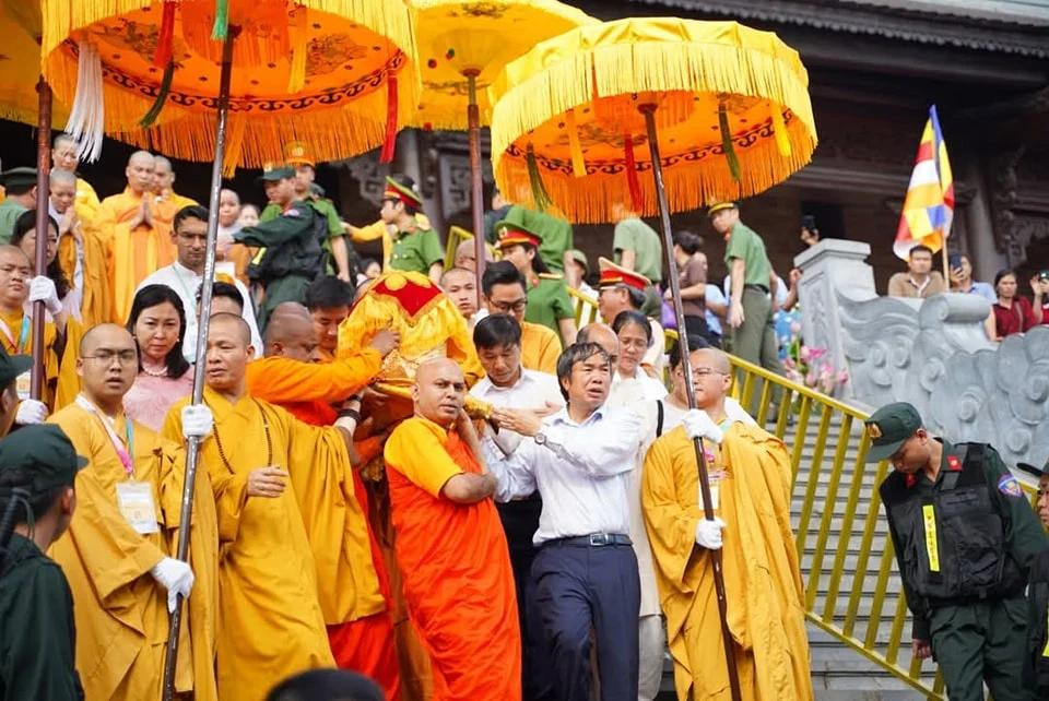 Cung nghinh xá lợi Phật về chùa Bái Đính.