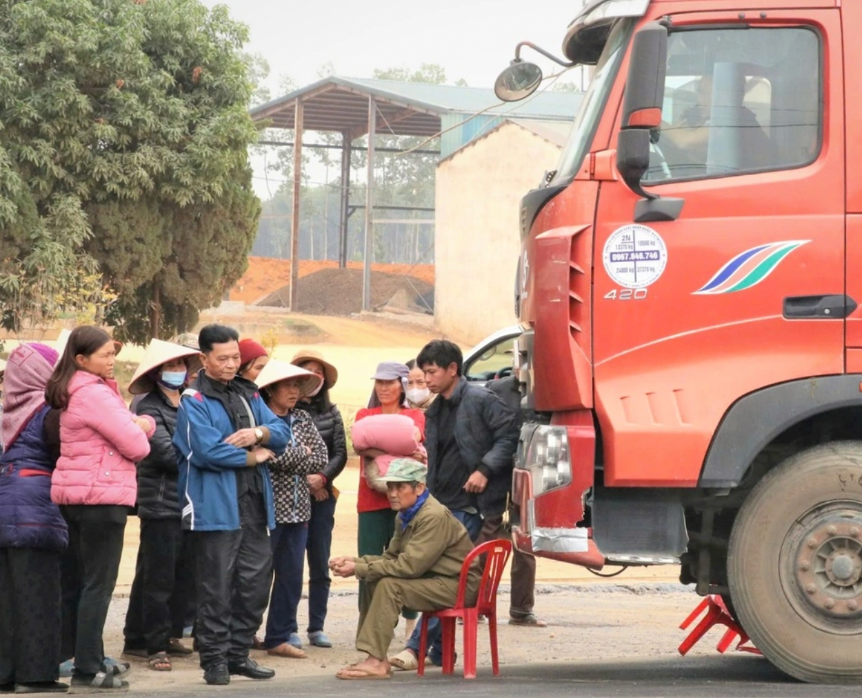 Người dân địa phương chặn phương tiện ra vào nhà máy.