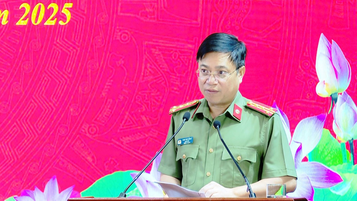 Đại tá Đinh Việt Dũng, Giám đốc Công an tỉnh phát biểu tại buổi lễ. Ảnh: CANB.