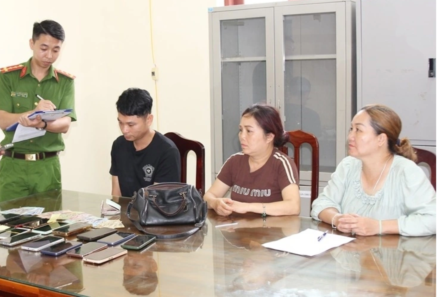 Nhóm đối tượng tại cơ quan công an.