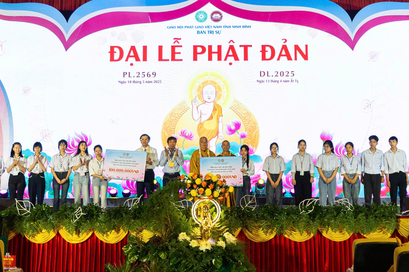 Cư sĩ Nguyễn Văn Trường trao quà cho 200 em học sinh có hoàn cảnh khó khăn. Ảnh: Phú Nguyễn. Cư sĩ Nguyễn Văn Trường trao quà cho 200 em học sinh có hoàn cảnh khó khăn. Ảnh: Phú Nguyễn.