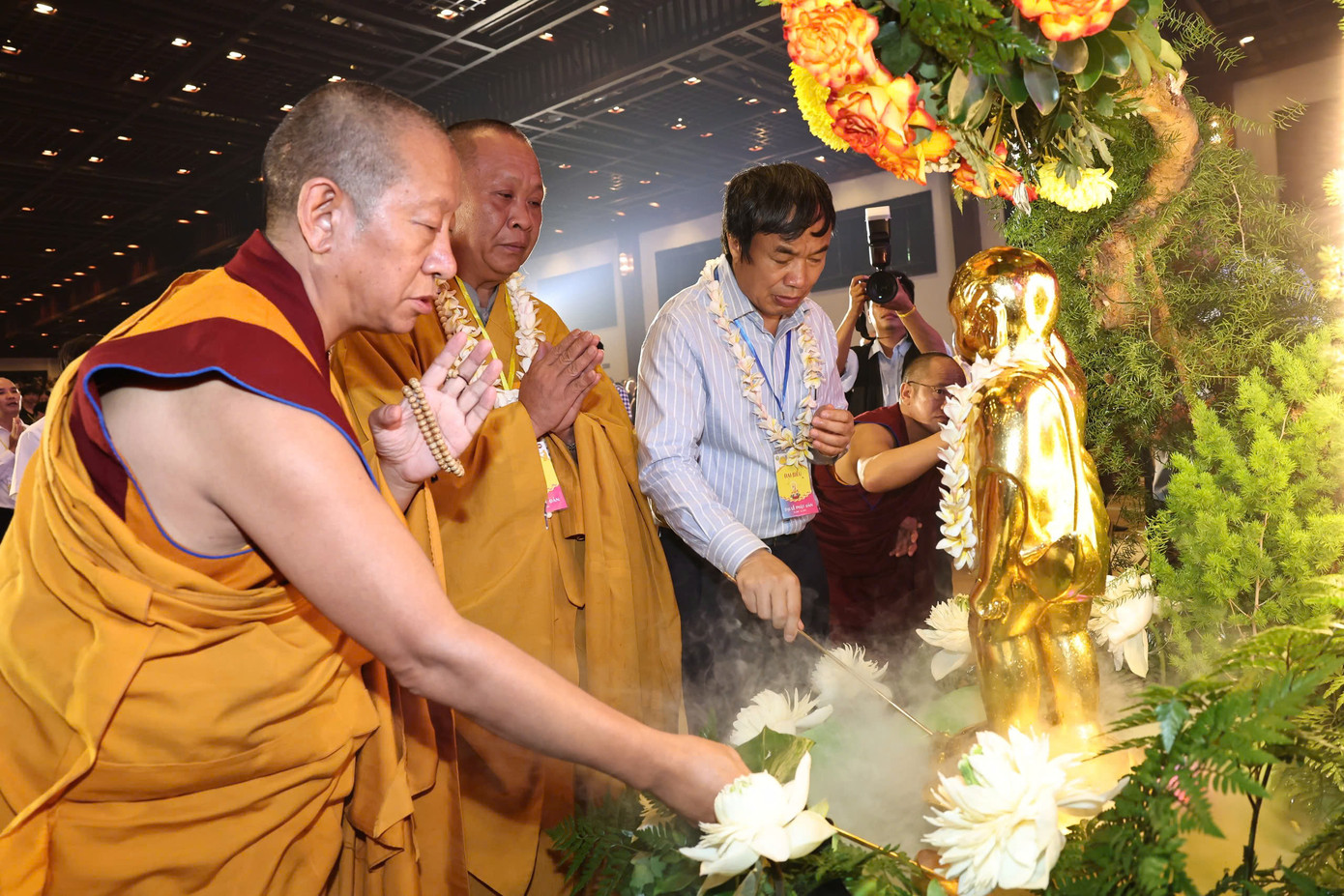 Nghi thức tắm Phật tại buổi lễ. Ảnh: Phú Nguyễn. Nghi thức tắm Phật tại buổi lễ. Ảnh: Phú Nguyễn.