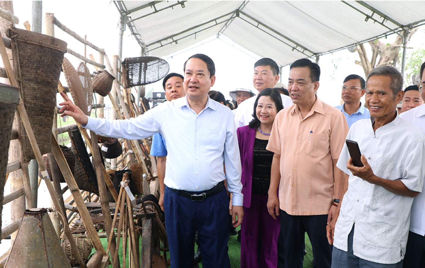 Các đại biểu tham quan trưng bày, trải nghiệm công cụ, nông cụ sản xuất nông nghiệp, tái hiện không gian xưa.