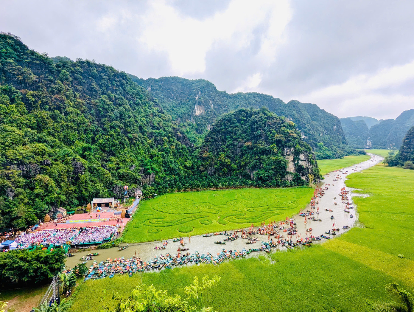 Du khách trên dòng sông Ngô Đồng.