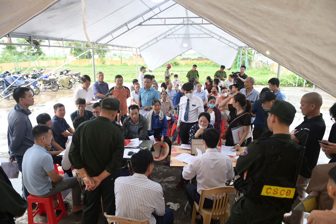 Hàng trăm người dân đã đến xếp hàng đòi lại tiền từ Công ty Thành Bình An Lạc Viên. Hàng trăm người dân đã đến xếp hàng đòi lại tiền từ Công ty Thành Bình An Lạc Viên.