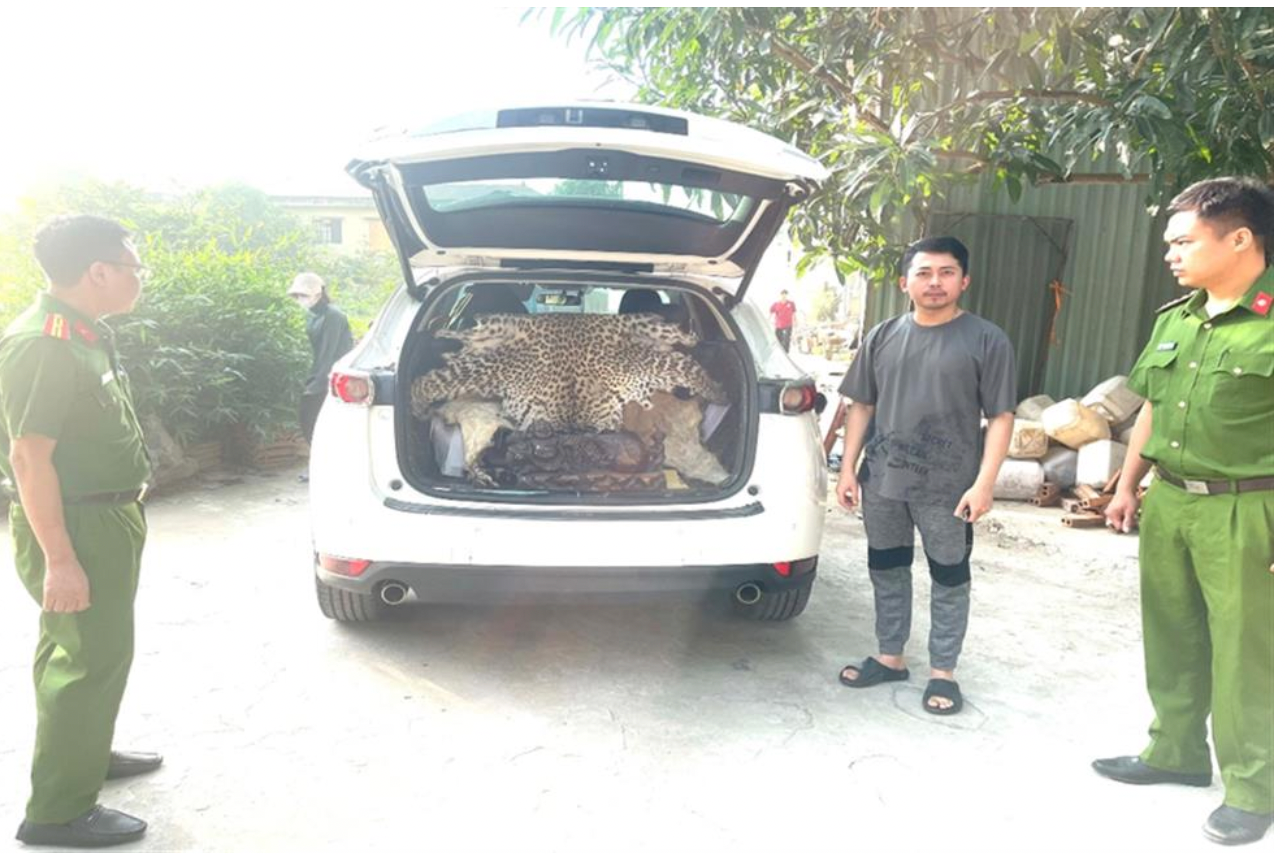 Đối tượng cùng tang vật vụ án. Đối tượng cùng tang vật vụ án.