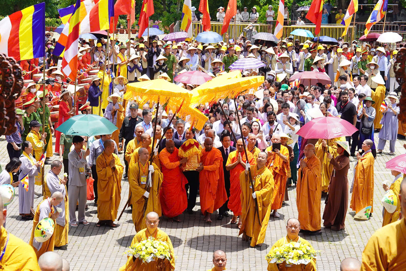 Hàng vạn người cung nghinh xá lợi Phật tại chùa Bái Đính.