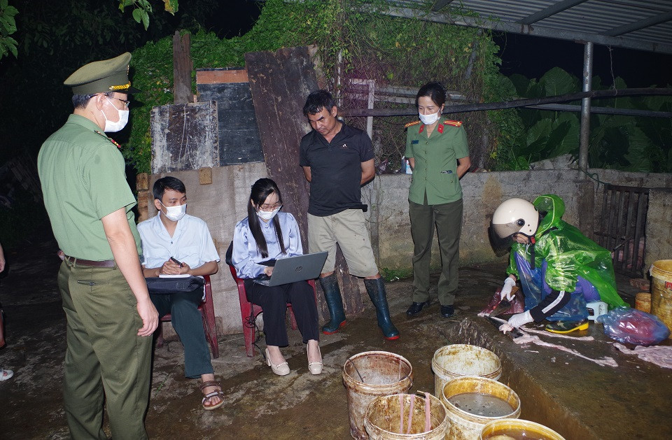 Lực lượng chức năng kiểm tra tại lò mổ.