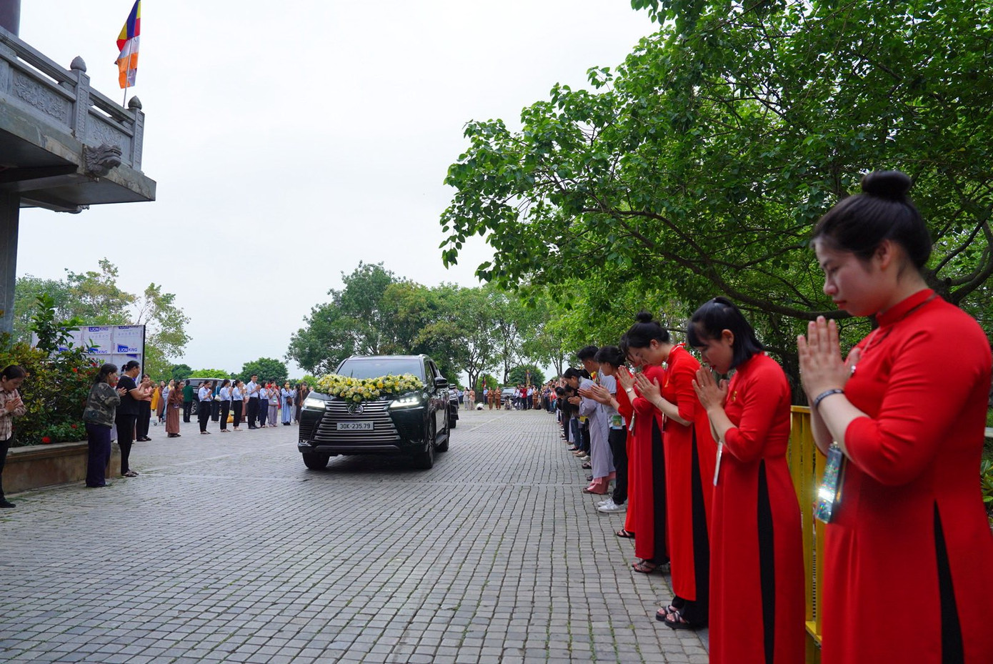 Các phật tử xếp hàng dài cung tiễn xá lợi Phật. Các phật tử xếp hàng dài cung tiễn xá lợi Phật.