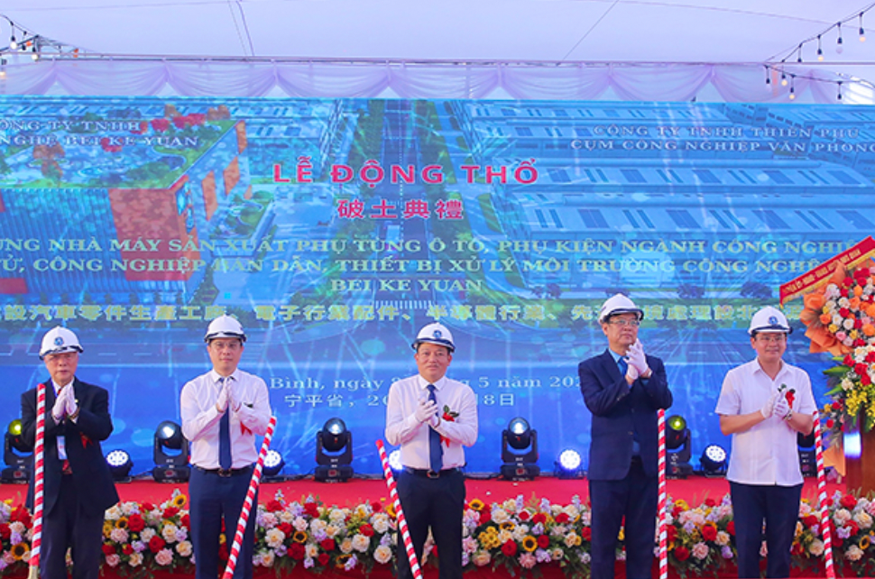 Các đại biểu tại lễ động thổ.