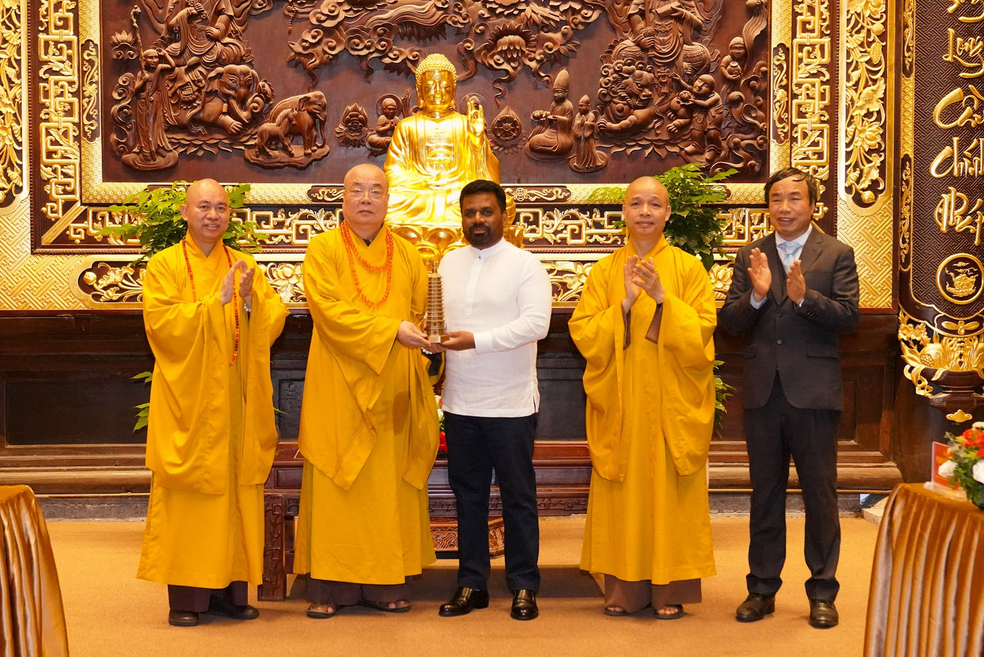 Tổng thống Sri Lanka Anura Kumara Dissanayaka trao quà lưu niệm cho đại diện chùa Bái Đính.