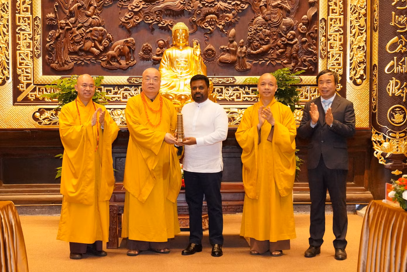 Tổng thống Sri Lanka Anura Kumara Dissanayaka trao quà lưu niệm cho đại diện chùa Bái Đính.