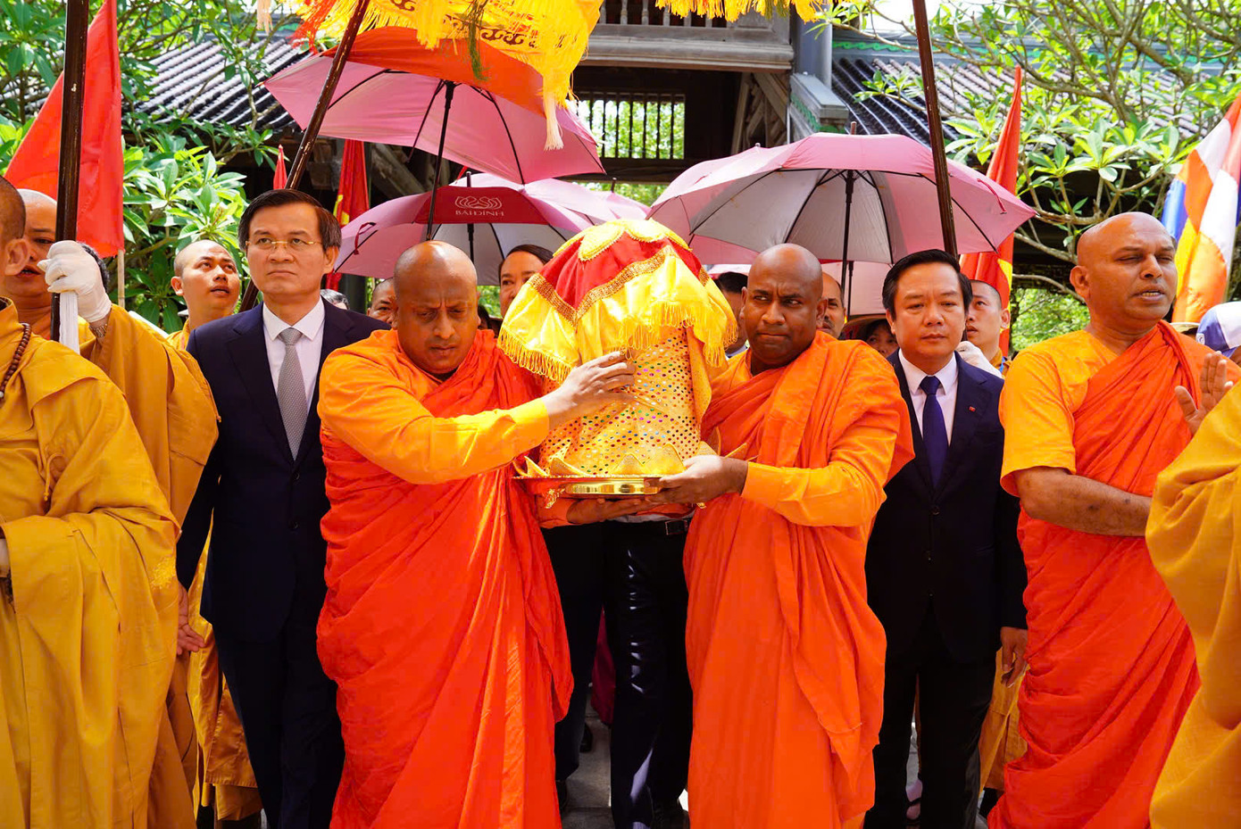 Lãnh đạo tỉnh Ninh Bình trong lễ cung nghinh xá lợi Phật tại chùa Bái Đính.