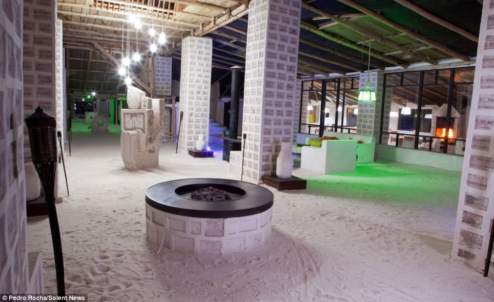 Các nhà thiết kế và xây dựng khách sạn này đã dành hai năm để hoàn chỉnh khách sạn này. Đặc biệt một nguyên tắc đối với khách khi đến khách sạn này là không được liếm lên tường