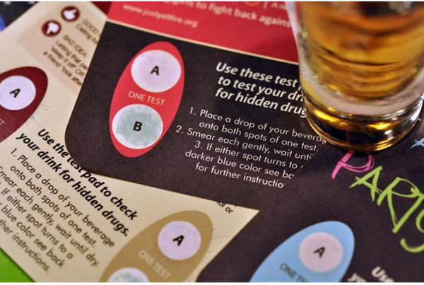 Cho ngón tay vào ly nước, sau 1 giây cô gái lập tức gọi cảnh sát vì… ảnh 2