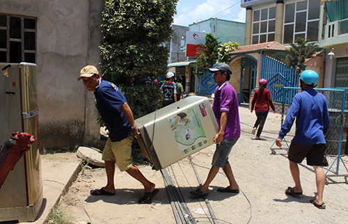 Nhà sụp xuống sông, hàng trăm người dân tháo chạy ảnh 1