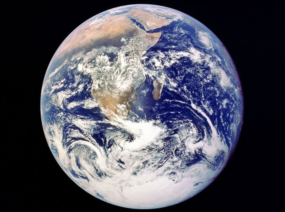 Trái đất tối hơn do ít ánh sáng mặt trời hơn