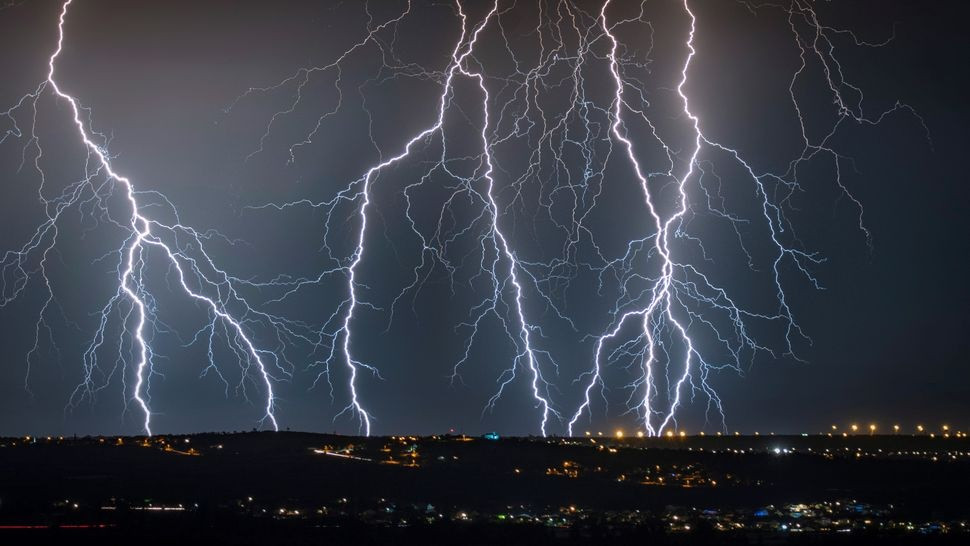 Sét đánh gây cháy rừng khi thời tiết nóng bức