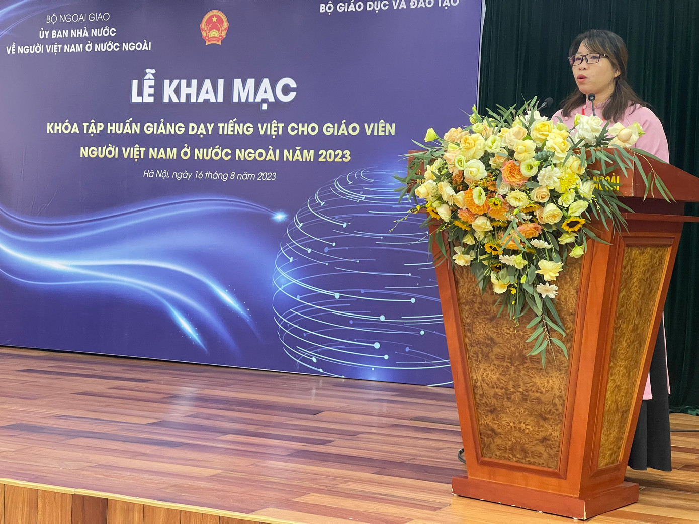 Nguyễn Thị Thu Huyền, giáo viên dạy tiếng Việt tại Lào, phát biểu tại lễ khai mạc khóa tập huấn. (Ảnh: L.A)