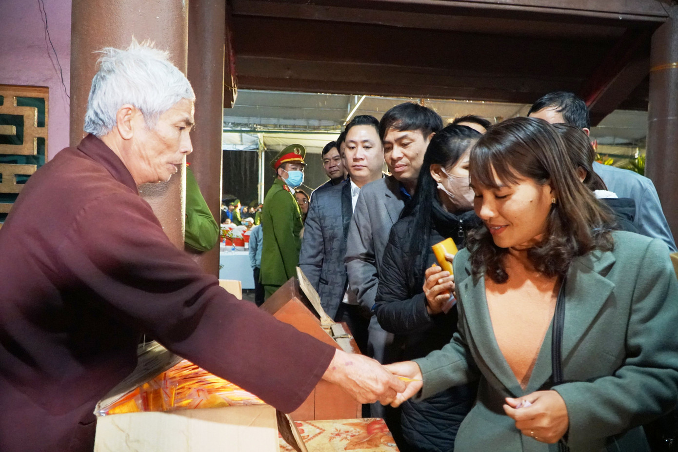 Sau khi xong phần lễ, người dân xếp hàng xin ấn ở khu vực phát ấn tại Đền Trần ở làng Thổ Khối. Sau khi xong phần lễ, người dân xếp hàng xin ấn ở khu vực phát ấn tại Đền Trần ở làng Thổ Khối.