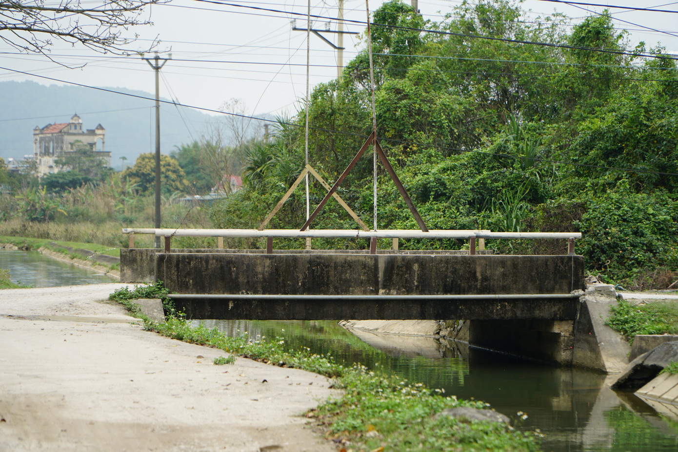 Hiện trường cây cầu - nơi Tư gây ra vụ nổ trong đêm 12/2. Hiện trường cây cầu - nơi Tư gây ra vụ nổ trong đêm 12/2.